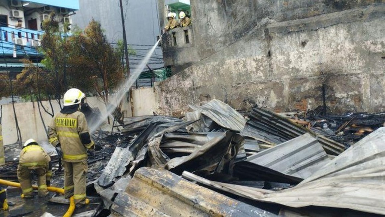 Petugas Memadamkan Kebakaran Bangunan Bedeng Di Jalan Alpukat Rt 01 Rw 02 Tanjung Duren Utara, Grogol Petamburan, Jakarta Barat, Senin (5/1/2025). Antara/ho Dokumentasi Pribadi