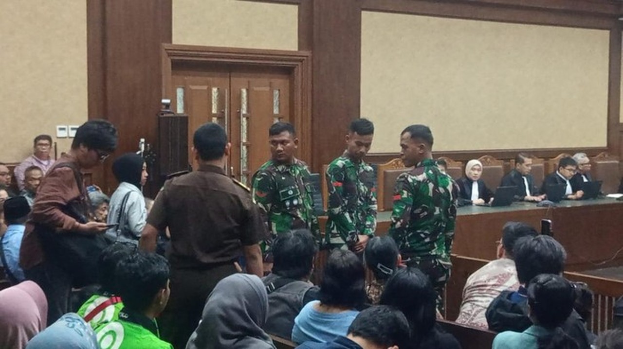 Hakim Tegur Tiga Tentara Yang Berdiri Di Ruang Sidang Nadiem (mulia/detikcom)