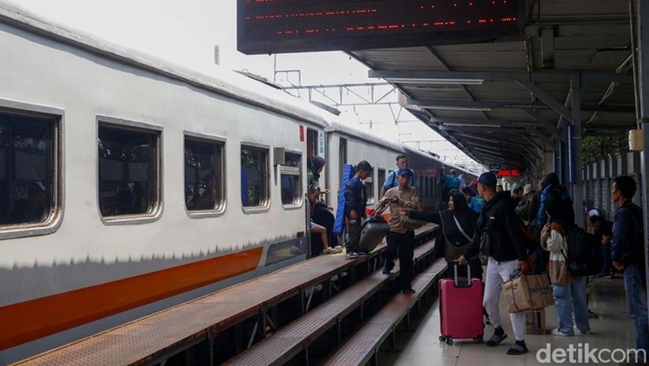 Ilustrasi Mudik Lebaran Dengan Kereta Api (foto: Grandyos Zafna)