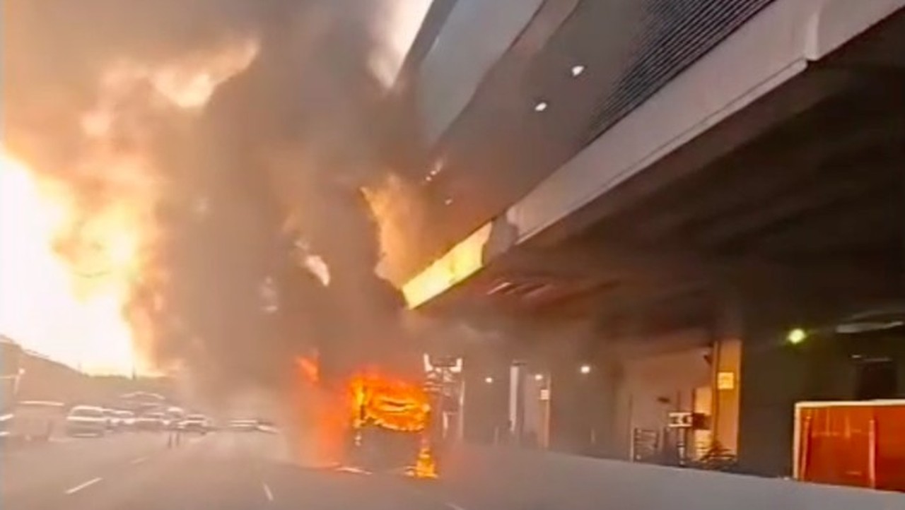 Foto: Satu Unit Bus Terbakar Di Tol Jakarta Cikampek Kawasan Bekasi. Operasional Lrt Jabodebek Dipastikan Tak Terdampak Kebakaran Dekat Stasiun Lrt Jatibening Baru Itu. (dok Ist)