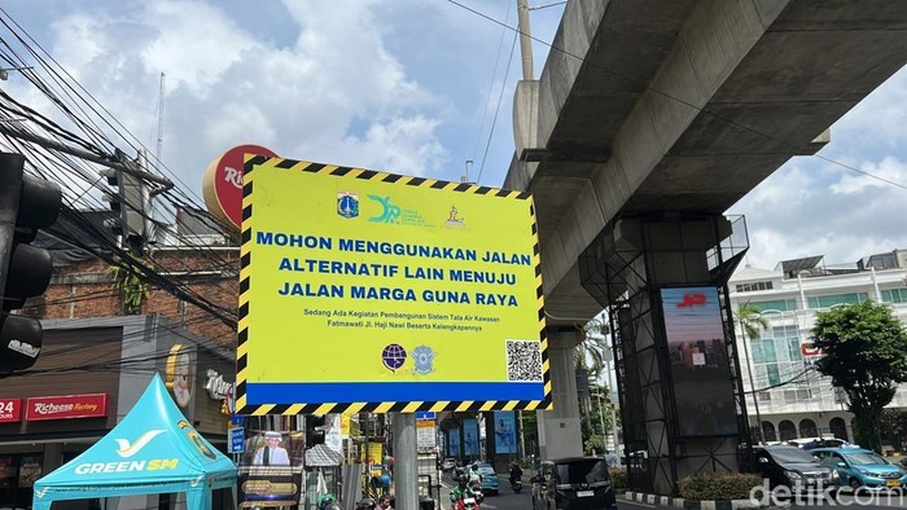 Jalan Haji Nawi Di Jakarta Selatan (jaksel) Akan Diberlakukan Satu Arah. Rekayasa Lalu Lintas Ini Diberlakukan Karena Adanya Pembangunan Sistem Tata Air. (adhfar/detikcom)