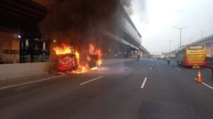 Bus Peziarah Tujuan Lampung Hangus Terbakar di Tol Cikampek Akibat Korsleting Sound System