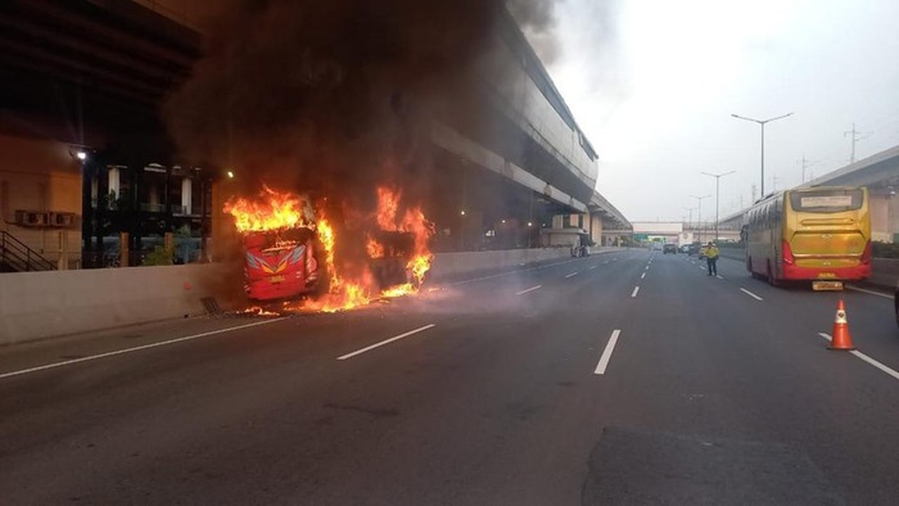Bus Rombongan Peziarah Tujuan Lampung Hangus Terbakar Di Ruas Tol Jakarta Cikampek (japek). Kebakaran Dipicu Korsleting Sound System Pada Bus Tersebut. (dok Pjr Cikampek)