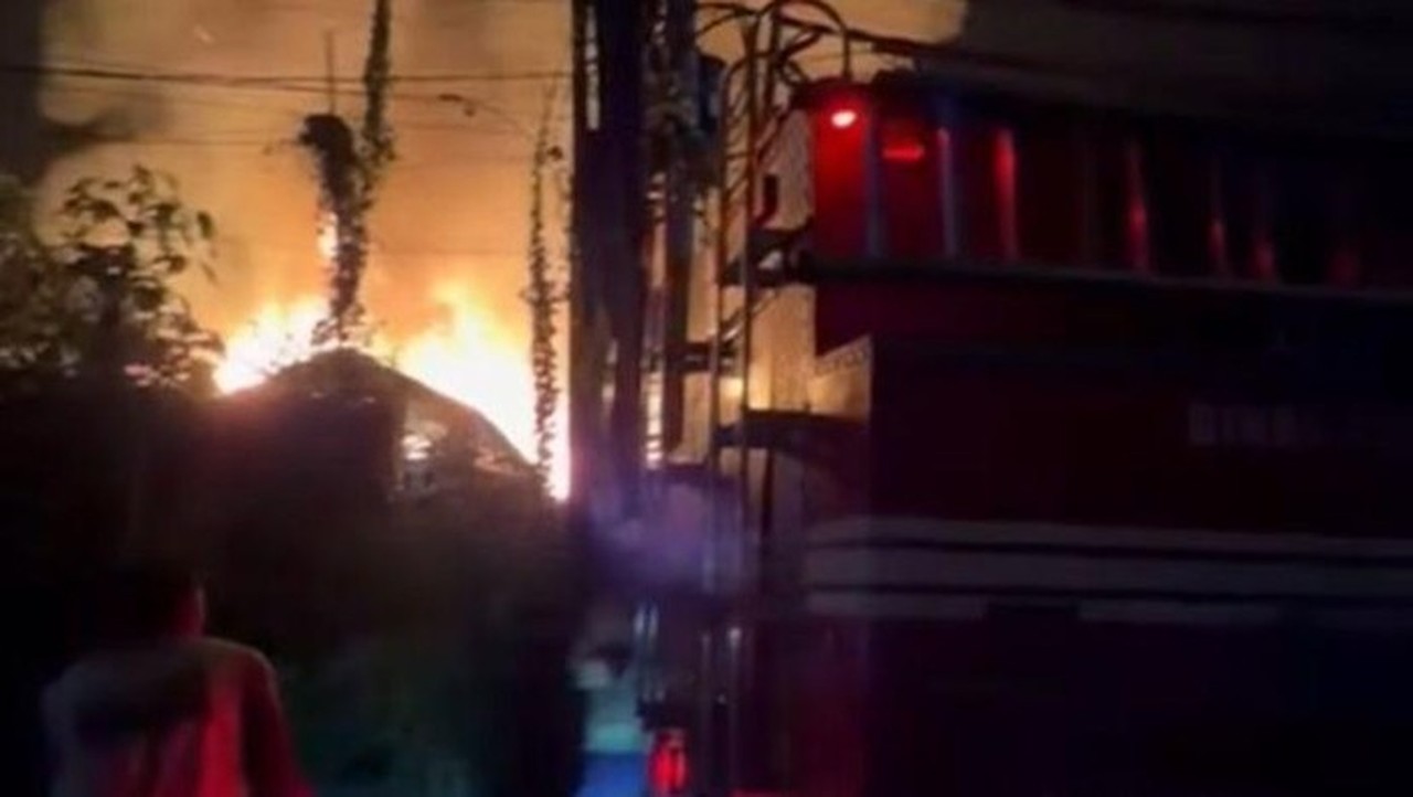 Foto: Kebakaran Hebat Menghanguskan 10 Unit Vila Di Kawasan Uluwatu, Pecatu, Kuta Selatan, Badung, Bali, kamis (1/1/2026) Dini Hari. (foto: Dok. Damkar Badung)