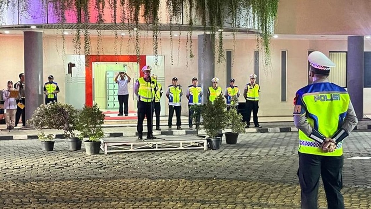 Kasat Pjr Ditlantas Polda Metro Jaya Kompol Dhanar Dhono Vernandhie Memimpin Apel Di Malam Tahun Baru, Rabu (31/12/2025) Malam. (dok. Istimewa)