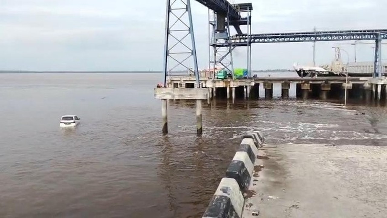 Foto: Jembatan Di Pelabuhan Tanjung Buton Ambruk, Mobil Hanyut (dok Istimewa)