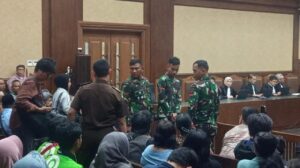 Hakim Heran Tiga Prajurit TNI Berdiri di Sidang Nadiem Makarim, Ini Penjelasan TNI