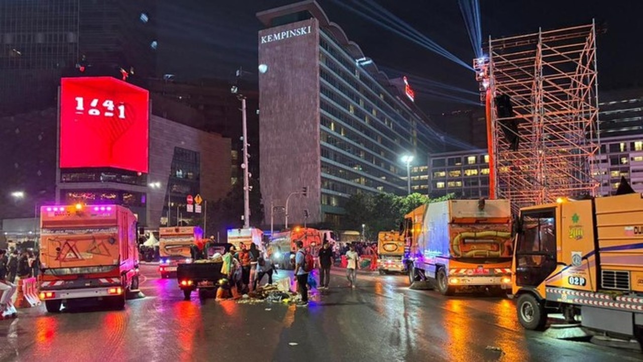 Petugas Bersihkan Sampah Sisa Malam Tahun Baru Di Jakarta (foto: Dok. Dlh Jakarta)