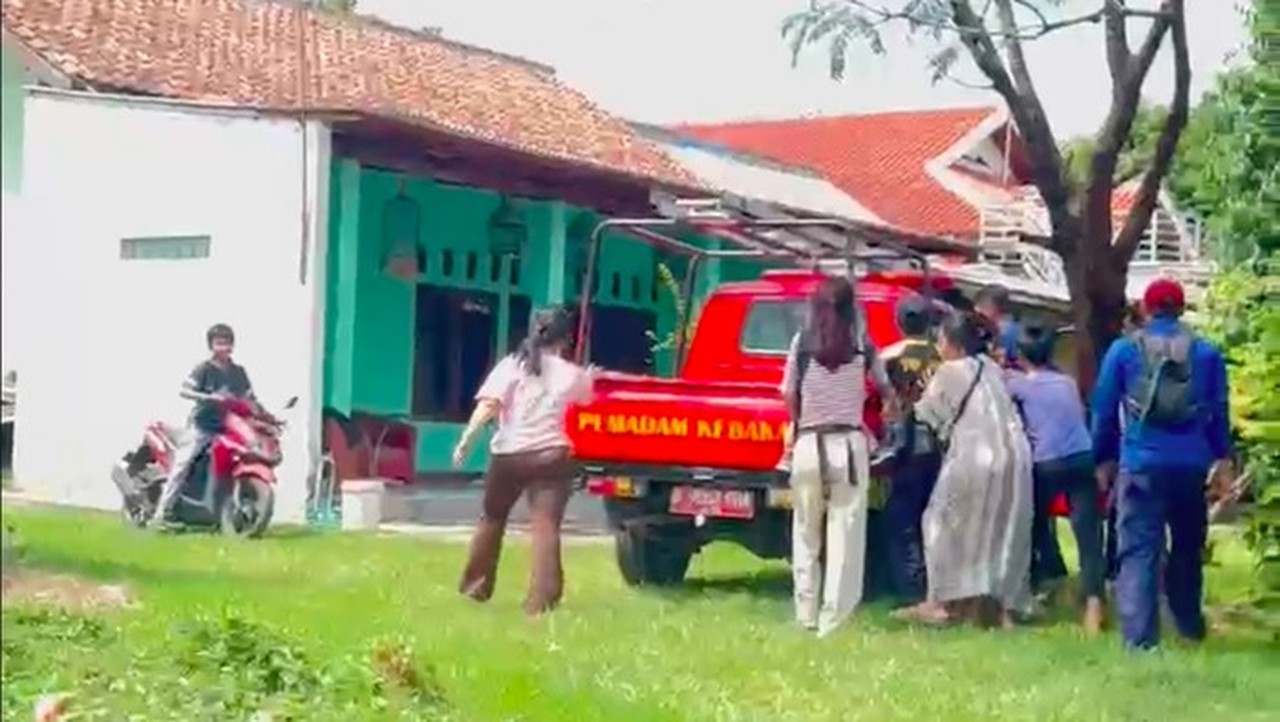 Foto: Ortu Di Bekasi Menelepon Damkar Untuk Meminta Bantuan Karena Anaaaknya Terus Menolak Disunat. Anak Usia Remaja Itu Pun Diantar Damkar Ke Mantri Sunat. (dok Istimewa)