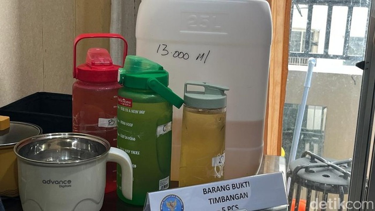 Foto: Bnn Membongkar 'dapur' Narkoba Yang Memproduksi Minuman Berasa Hingga Liquid Vape Berisi Etomidate. Barang Haram Itu Dijual Pelaku Rp 2 6 Juta Per Satuannya. (rumomdamg/detikcom)