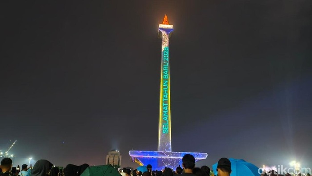 Atraksi Video Mapping Perayaan Malam Tahun Baru 2026 Di Tugu Monas, Jakpus. (kurniawan/detikcom)