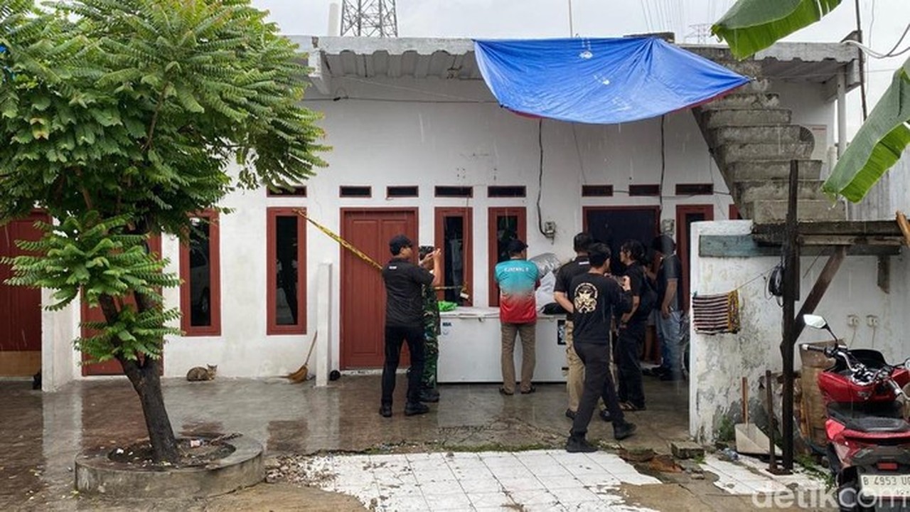 Foto: Tiga Orang Sekeluarga Ditemukan Tewas Di Tanjung Priok, Jakarta Utara. Warga Menceritakan, Para Korban Awalnya Ditemukan Keluarganya Yang Pulang Bekerja. (devi P/detikcom)