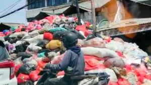 Tumpukan Sampah di Pasar Cimanggis Tangsel Meluber ke Jalan, Bau Busuk Menyengat Warga