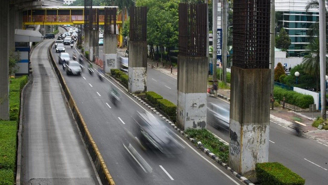 Foto: Pengendara Melintas Di Dekat Tiang Monorel Yang Mangkrak Di Kawasan Rasuna Said, Jakarta, Selasa (21/10/2025) (antara Foto/indrianto Eko Suwarso)