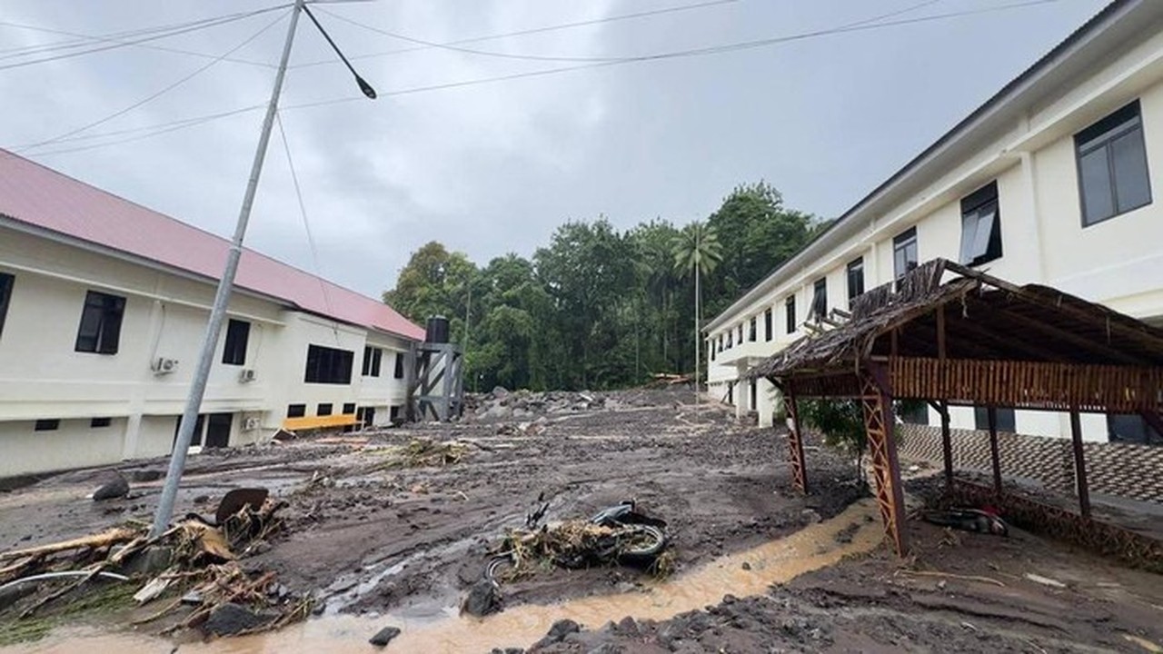 Foto: Banjir Bandang Di Sitaro Turut Menerjang Mapolres Sitaro. (dok. Istimewa)