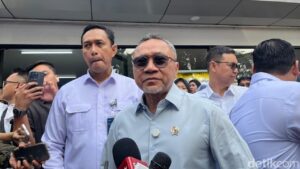 Menteri Zulkifli Hasan dan Yandri Susanto Naik Motor ke Lokasi Panen Raya Bersama Prabowo di Karawang