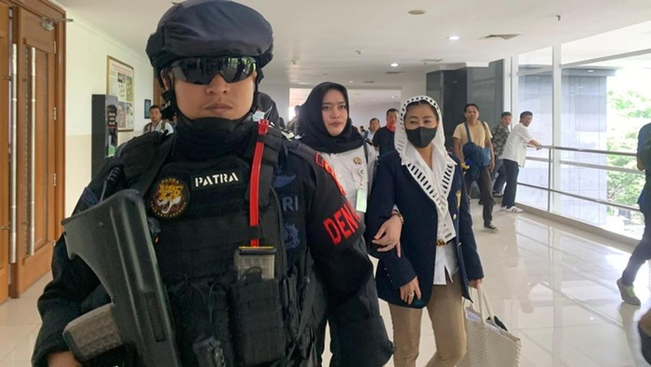 Foto: Hasnaeni Moein (jas Hitam) (mulia/detikcom)