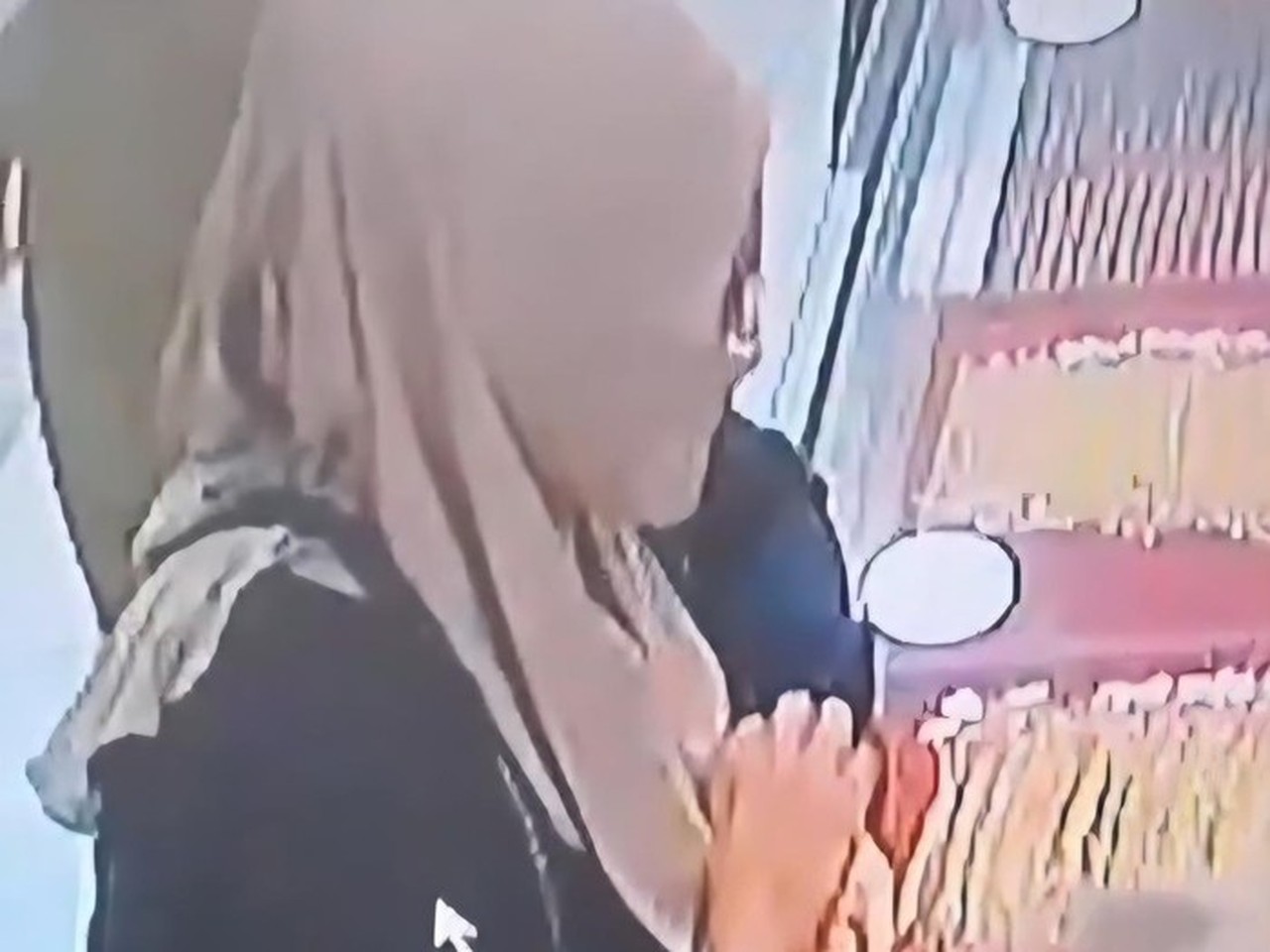 Tangkapan Layar Rekaman Cctv Wanita Diduga Mencuri Gelang Emas Di Toko Perhiasan Di Bogor (dok. Tangkapan Layar)