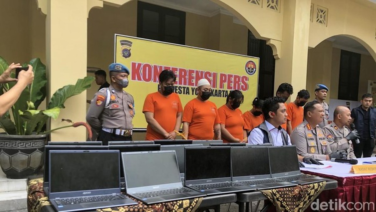 Foto: Anggota Jaringan Scamming Internasional Di Sleman Saat Rilis Kasus Di Polresta Jogja, Rabu (7/1/20260. (adji G Rinepta/detikjogja)