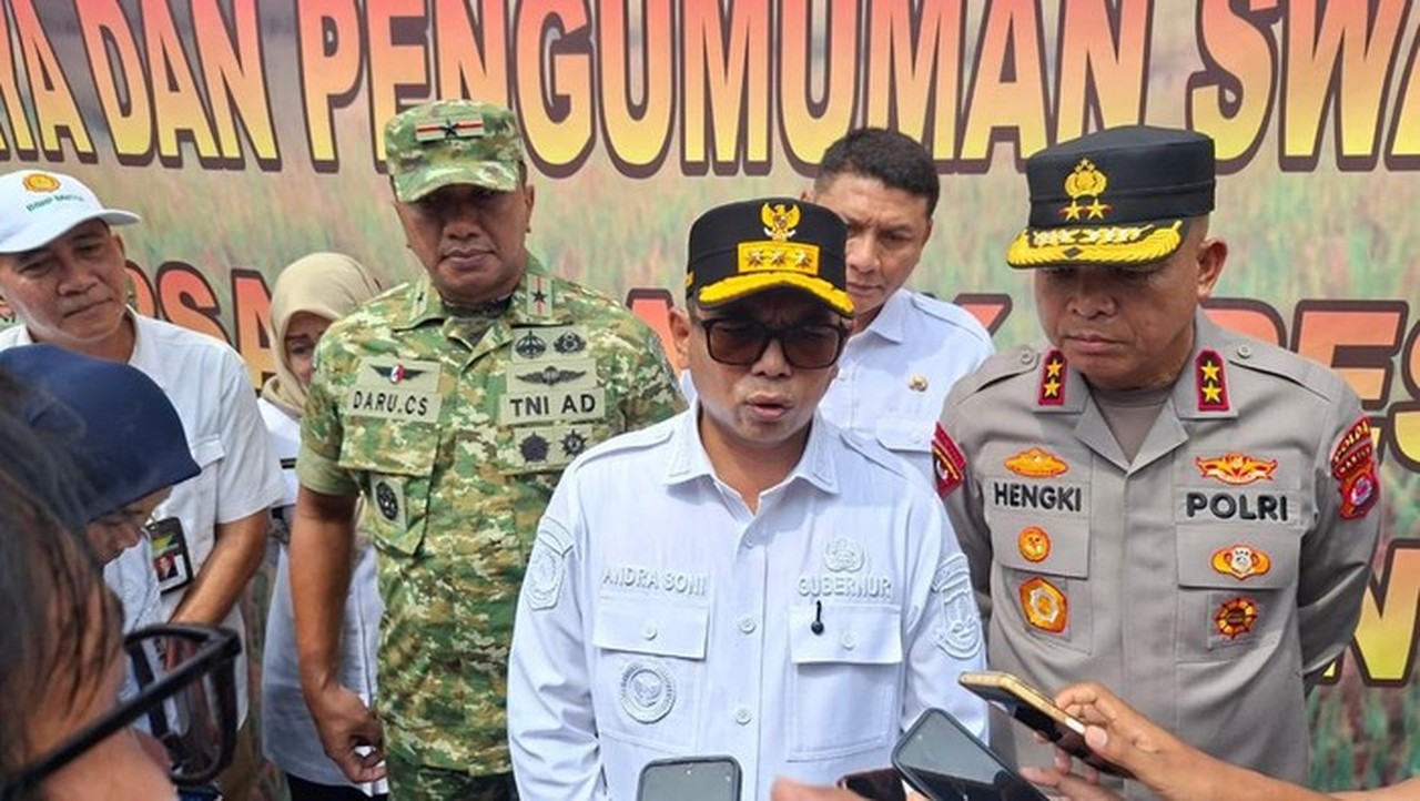 Gubernur Banten Andra Soni (kemeja Putih) (arief/detikcom)