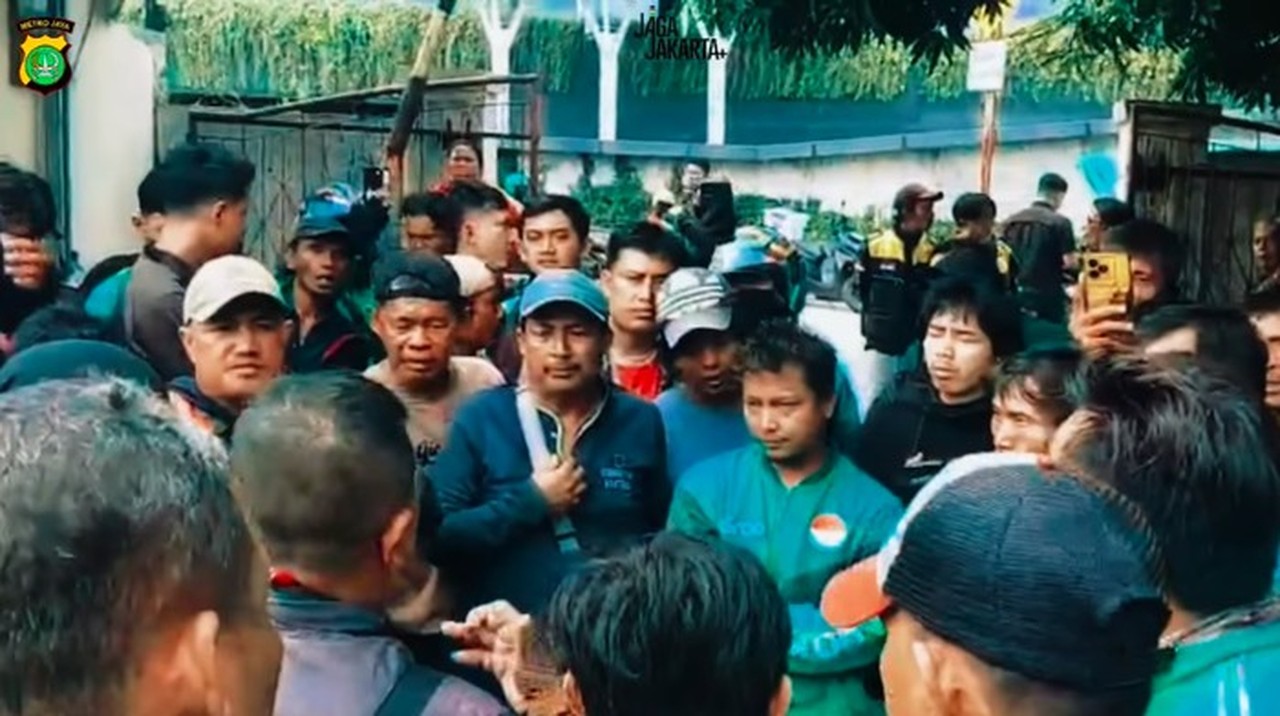 Foto: Keributan Antara Driver Ojek Online (ojol) Dengan Penumpang Terjadi Di Penjaringan, Jakut. Polisi Merespons Cepat Agar Tak Terjadi Keributan Lebih Besar. (dok Ist)