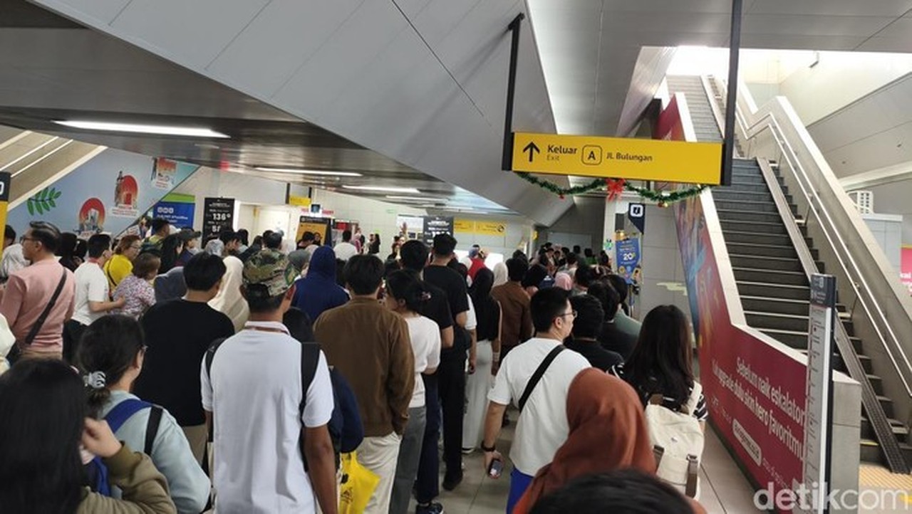 Warga Ramai Ramai Naik Mrt Saat Tarif Rp 1 (foto: Kurniawan Fadilah/detikcom)
