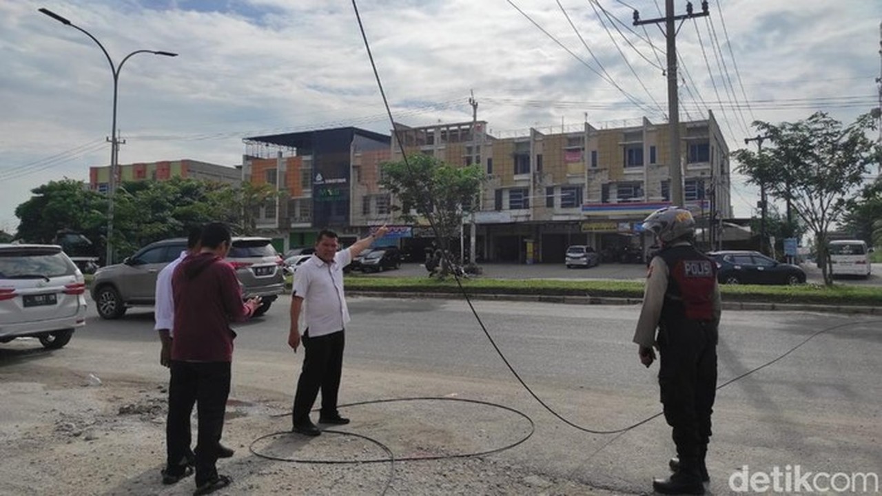 Foto: Kabel Menjuntai Yang Bikin 2 Pelajar Di Pekanbaru Terluka. (raja Adil Siregar/detiksumut)