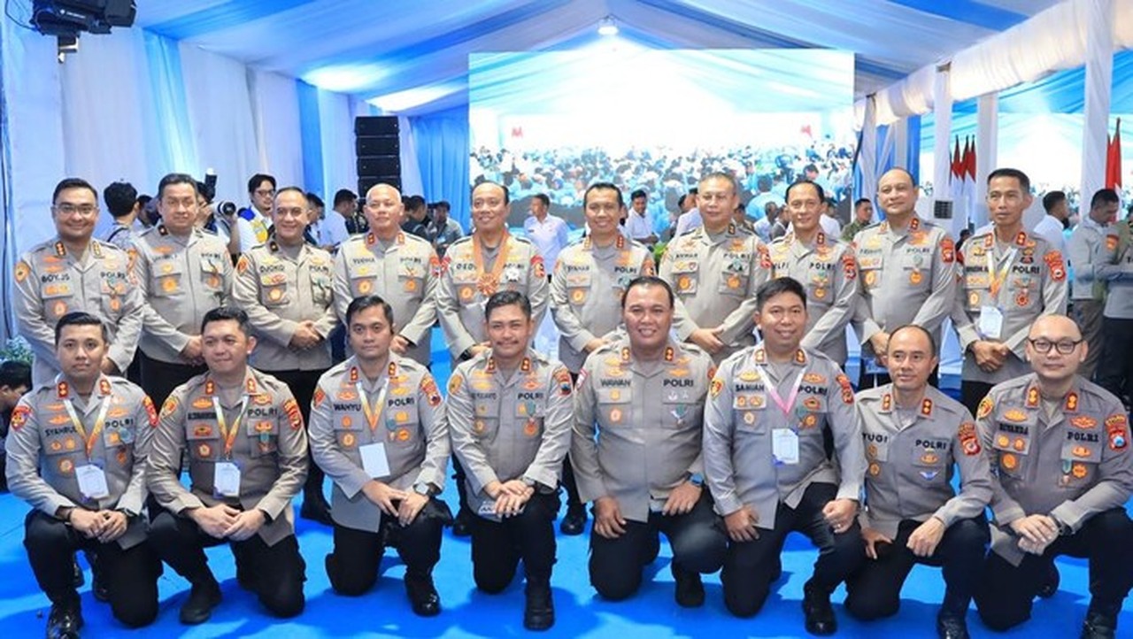 Anggota Polri Menerima Penghargaan Dari Prabowo (foto: Dok. Istimewa)