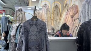 Pedagang Tanah Abang Ungkap Tren Gamis Rompi Lepas, Pembeli Grosir Mulai Serbu
