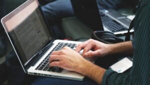 Simak Aturan Masuk Kerja di Hari Libur Nasional dan Cara Hitung Upah Lembur