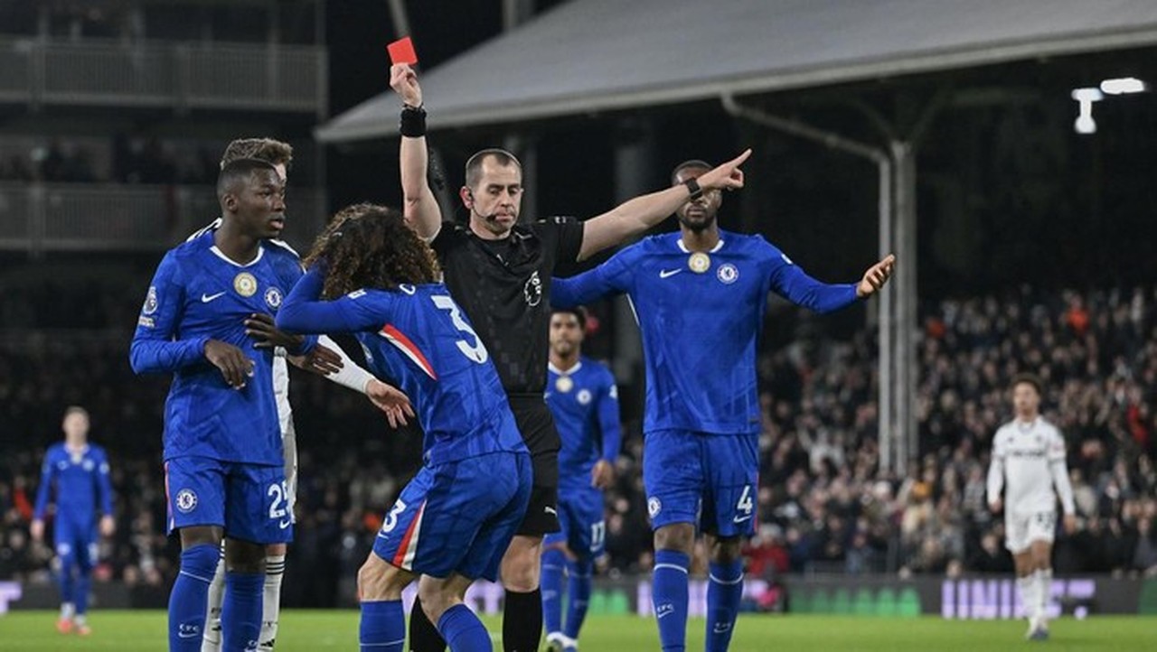 Marc Cucurella Mendapat Kartu Merah Di Laga Fulham Vs Chelsea. (foto: Getty Images/vince Mignott/mb Media)