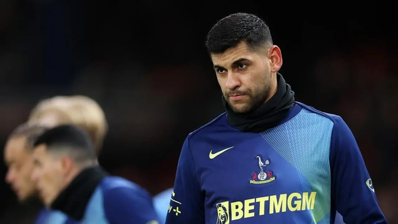 Kapten Tottenham Hotspur, Cristian Romero. (foto: Michael Steele/getty Images)