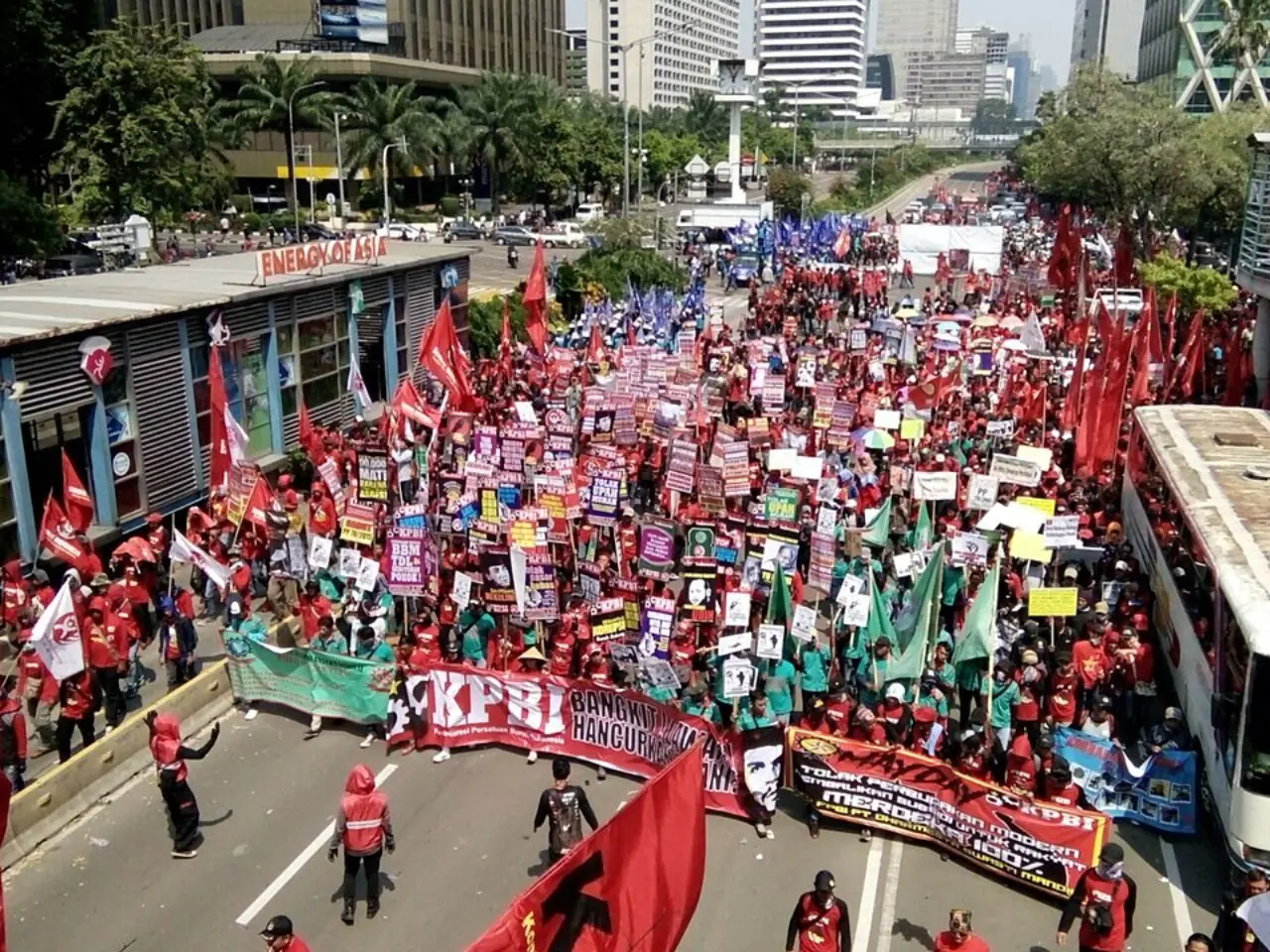 Ribuan Buruh Geruduk Istana 28 Januari, UMP Murah dan PHK Massal Jadi Pemicu