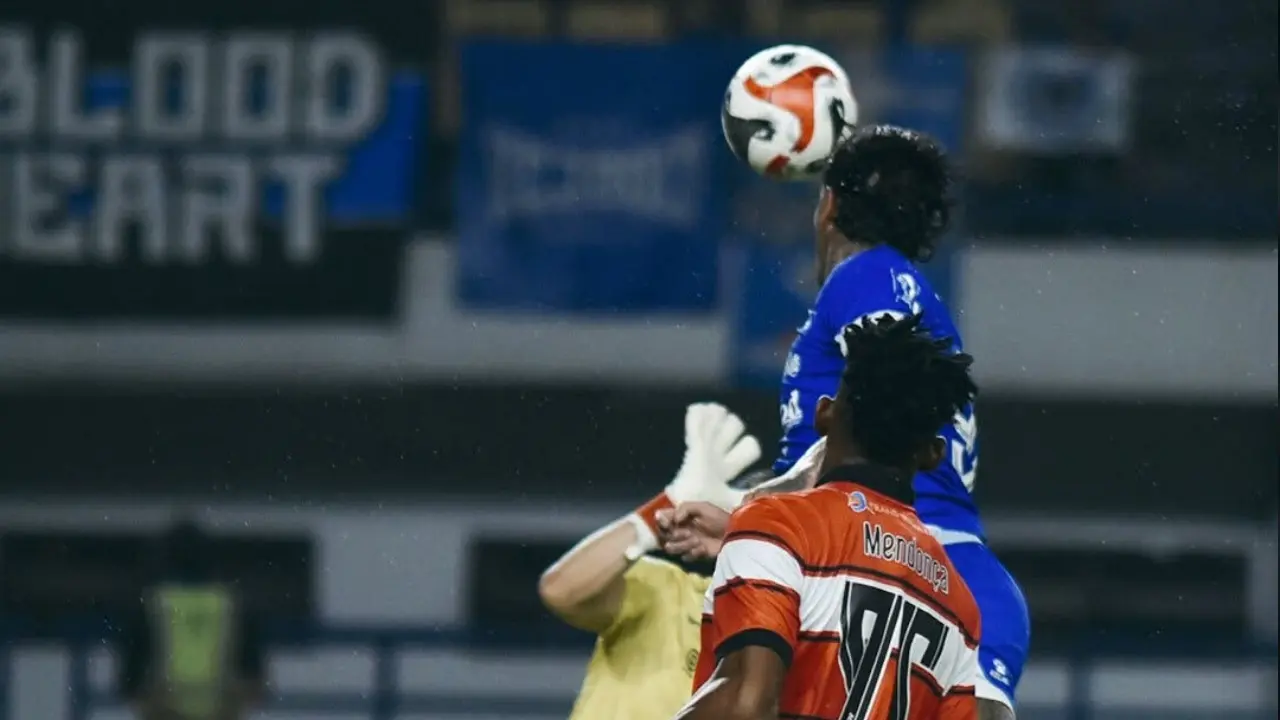 Klasemen Terbaru Liga 1 Persib Bandung Makin Kokoh Di Puncak Usai Hancurkan Madura United