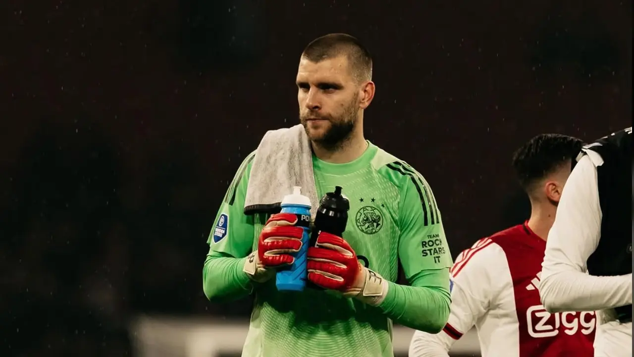Maarten Paes Jadi Pilihan Utama Ajax Amsterdam Kiper Ketiga Akui Kecewa
