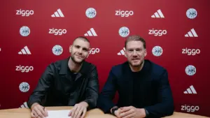 Maarten Paes Resmi Gabung Ajax Amsterdam, Teken Kontrak Hingga Juni 2029