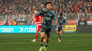 Manchester United dan Arsenal Berebut Nathaniel Brown dari Frankfurt Seharga €65 Juta