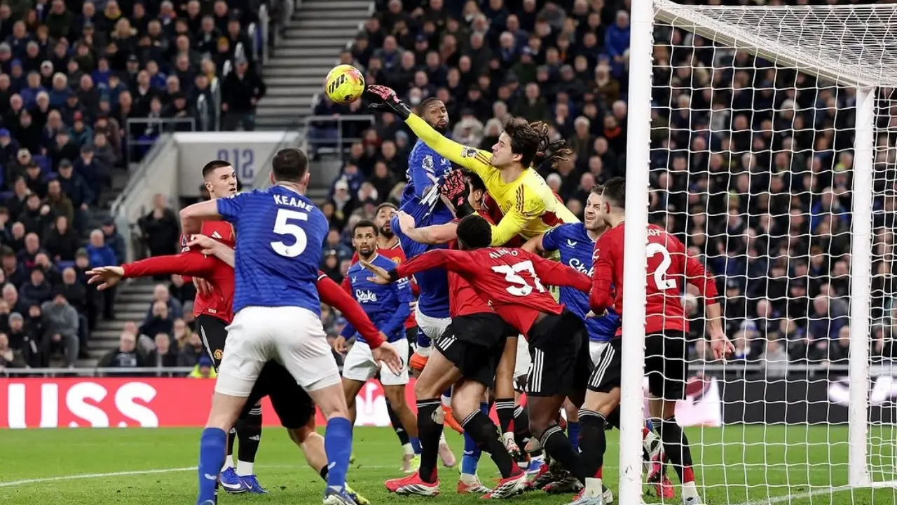 Michael Carrick Puji Kualitas Senne Lammens Sebut Mirip Edwin Van Der Sar