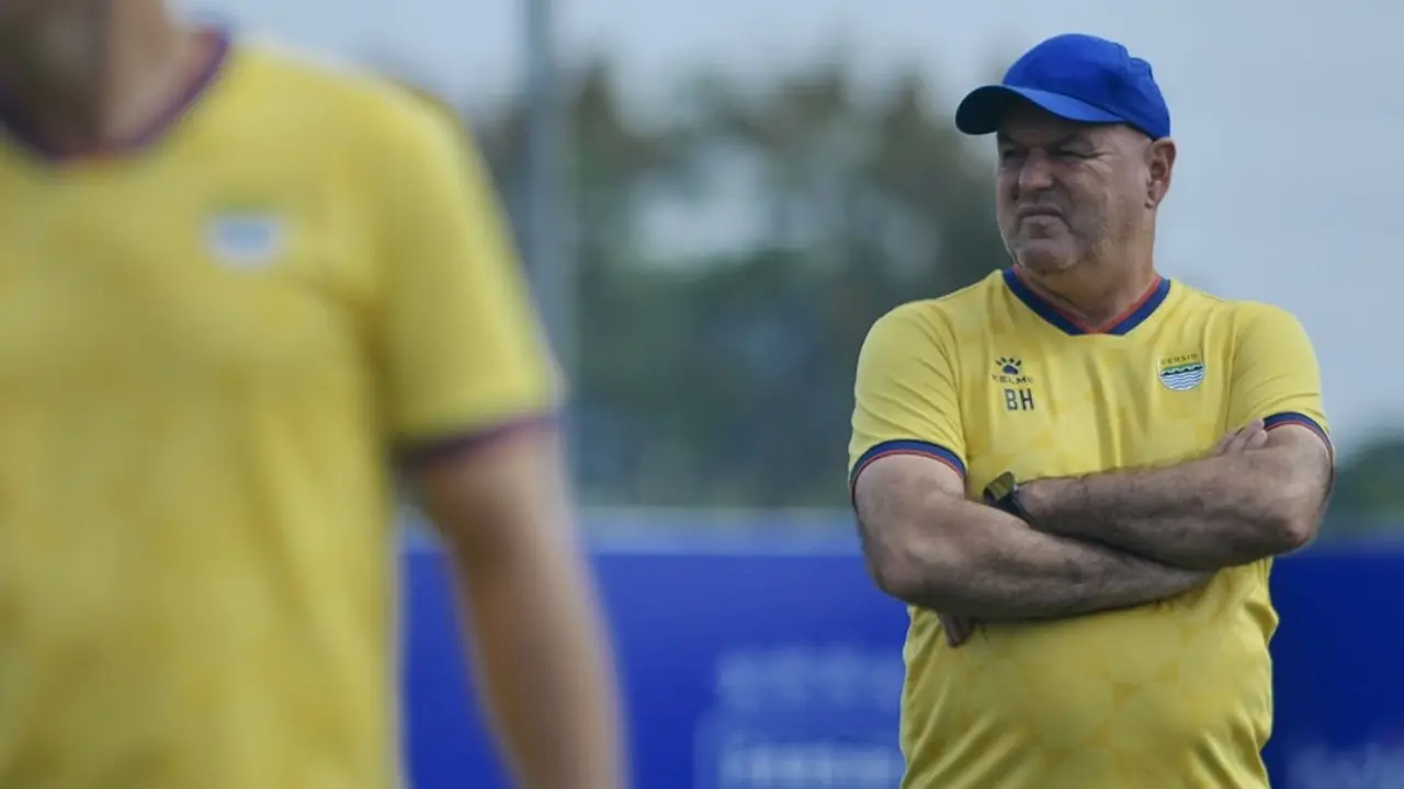 Persib Bandung Tentukan 11 Pemain Asing Super League 2025 2026 Adam Przybek Dicoret
