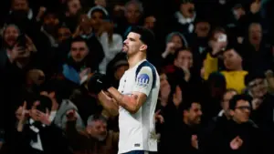 Pincang saat Lawan Man City, Solanke Pastikan Dirinya Fit Hadapi Manchester United