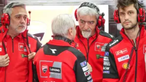 Aprilia Menggila di MotoGP Thailand 2026, Bos Ducati Tertangkap Kamera Tampak Cemas
