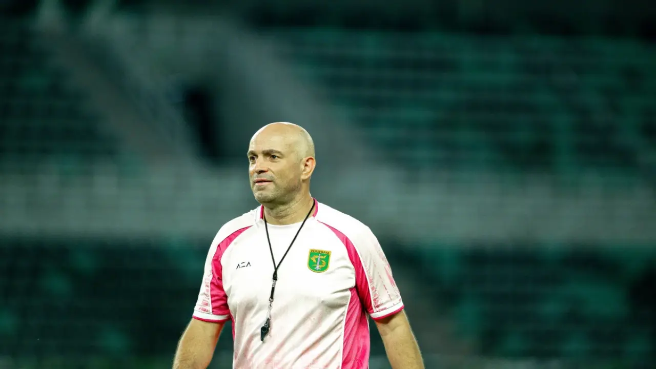 Bernardo Tavares Tekankan Mental Jadi Kunci Persebaya Hadapi Persib Di Gbt