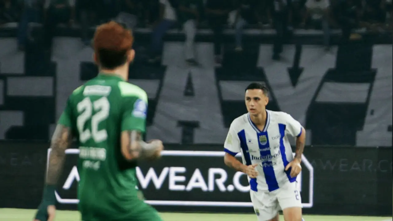 Hasil Sementara Persebaya Surabaya Vs Persib Bandung 1 1 Gol Bruno Dibalas Kakang Rudianto