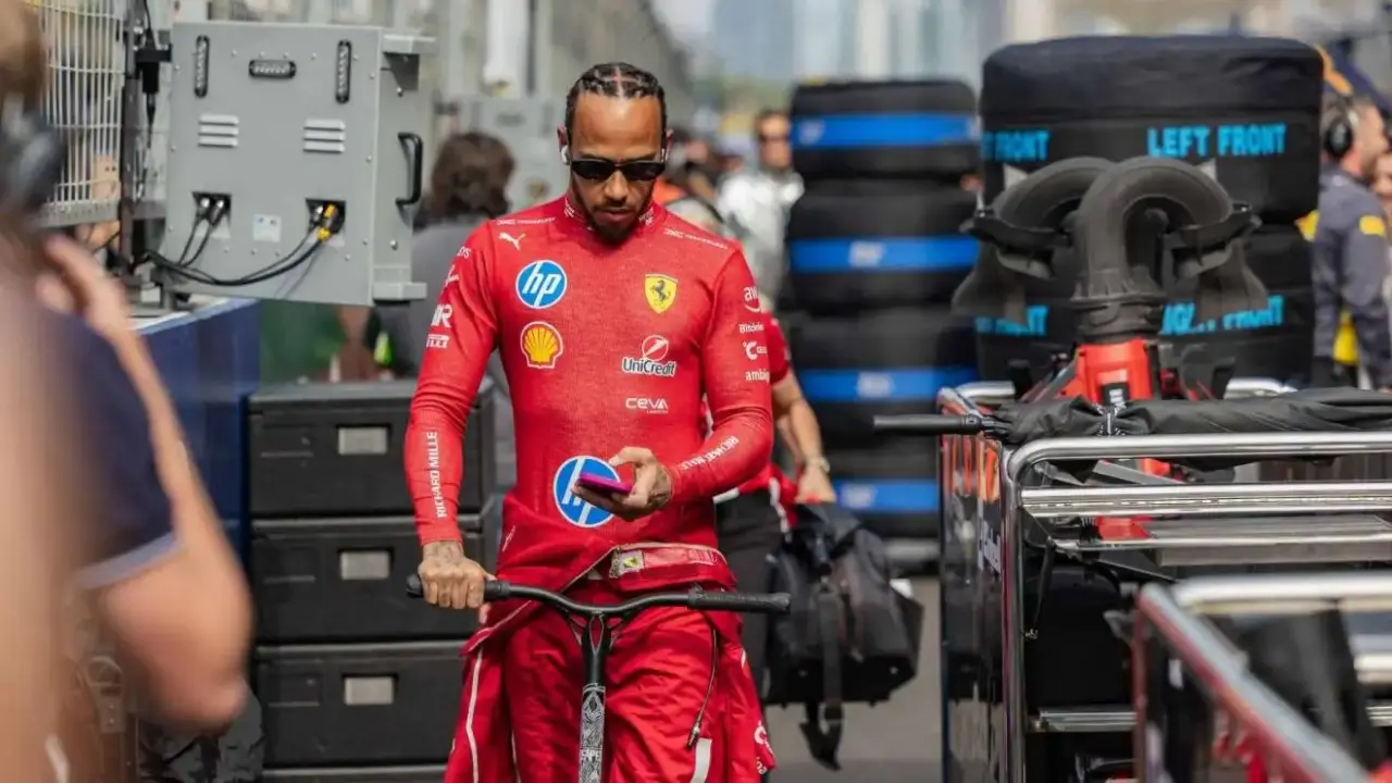 Lewis Hamilton Curiga Mercedes Pakai Party Mode Untuk Dominasi Kualifikasi F1 2026