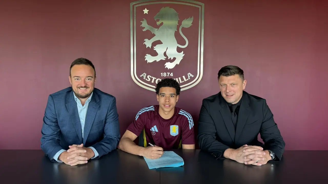 Penyerang Muda Aston Villa Bradley Burrowes Resmi Teken Kontrak Jangka Panjang Baru