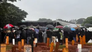 Vidi Aldiano Dimakamkan di Tanah Kusir, Tangis Sahabat Pecah di Tengah Hujan