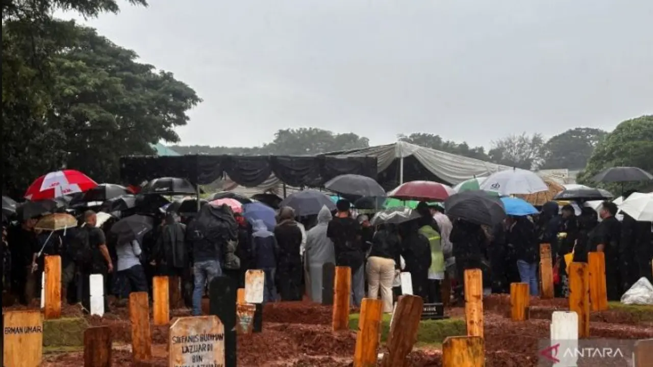 Vidi Aldiano Dimakamkan Di Tanah Kusir Tangis Sahabat Pecah Di Tengah Hujan
