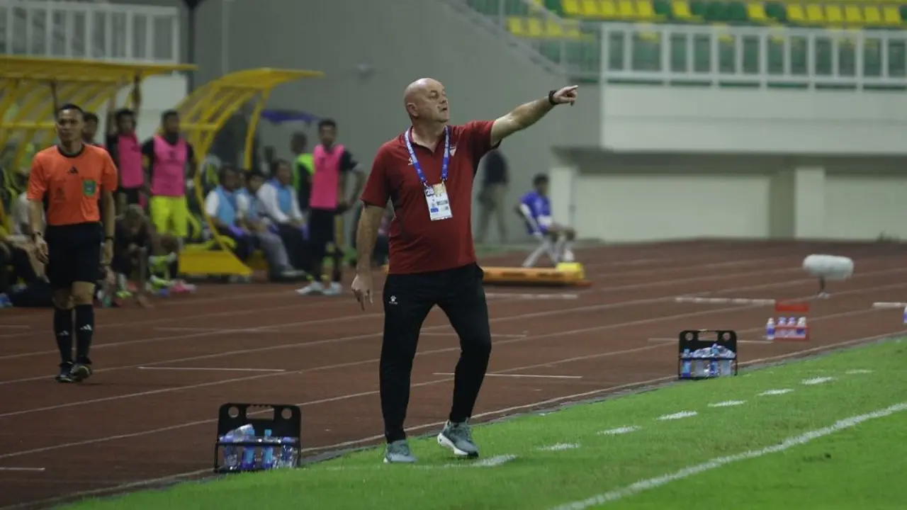 Bojan Hodak Soroti Kesalahan Lini Belakang Persib Saat Ditahan Imbang Dewa United