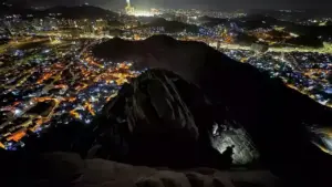 Menapaki Jejak Wahyu: Perjalanan Malam ke Gua Hira di Puncak Jabal Nur