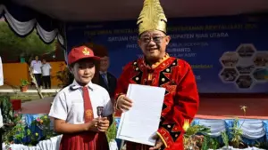 Siswi SD Nias Utara Serahkan “Surat Cinta Untuk Pak Presiden” Lewat Mendikdasmen